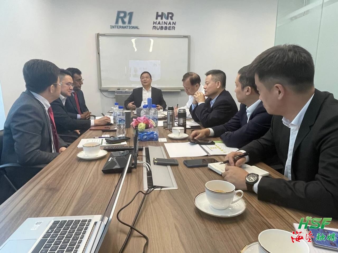 包洪文一行与R1公司座谈互换。